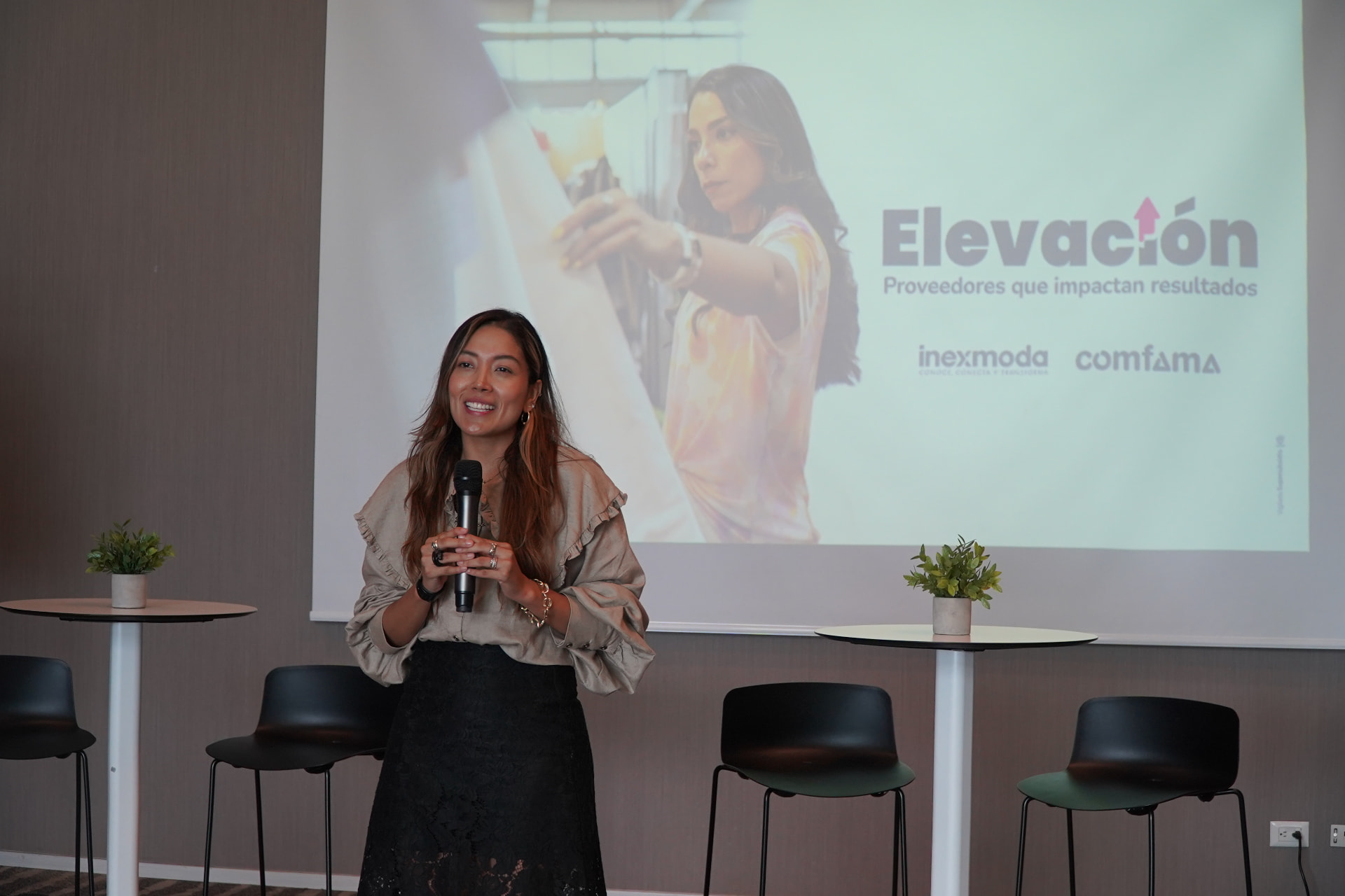 Vanessa Báez presentando en el lanzamiento de CircuLab de Inexmoda y Comfama