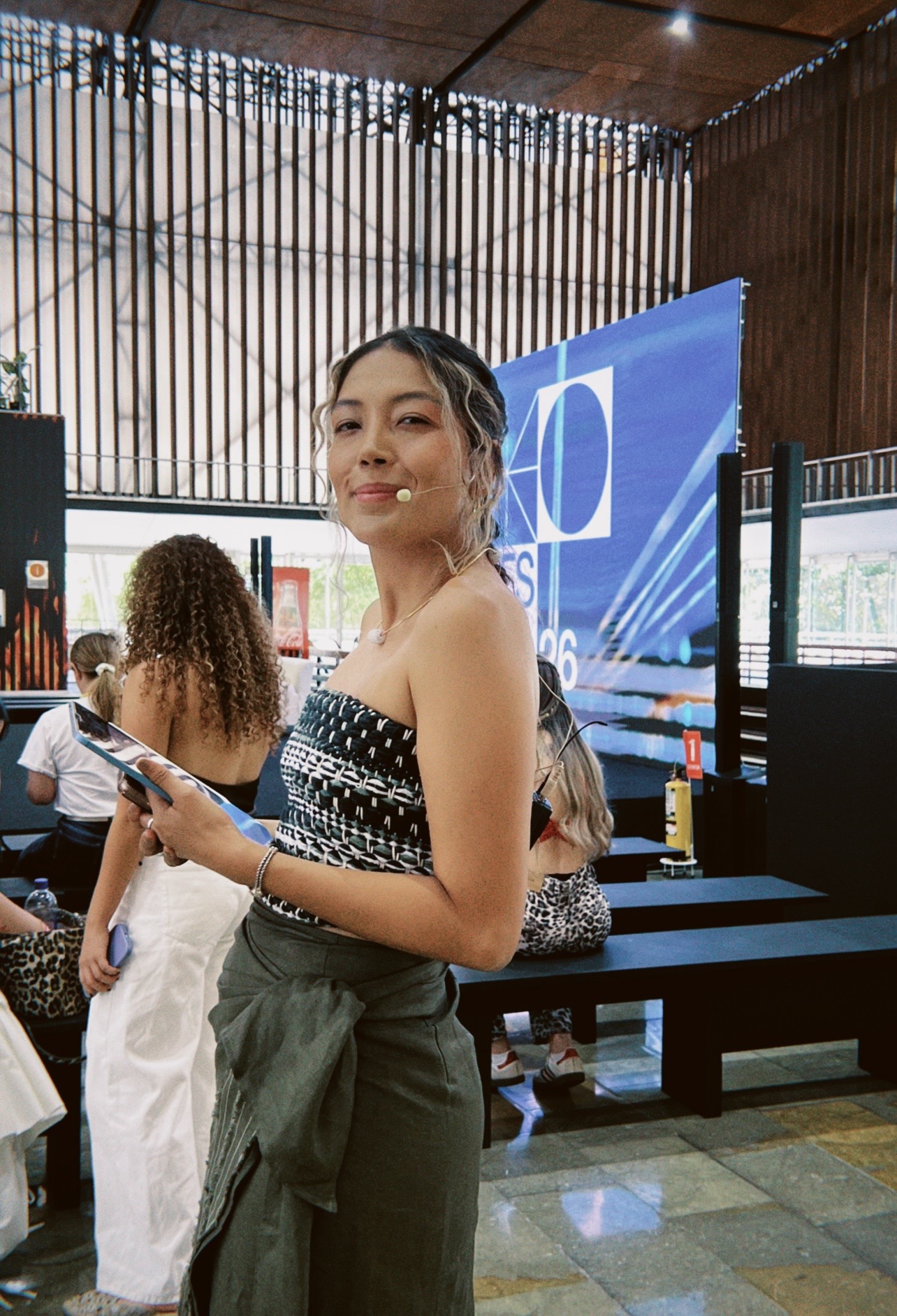 Vanessa Báez con micrófono, preparada para presentar en un evento