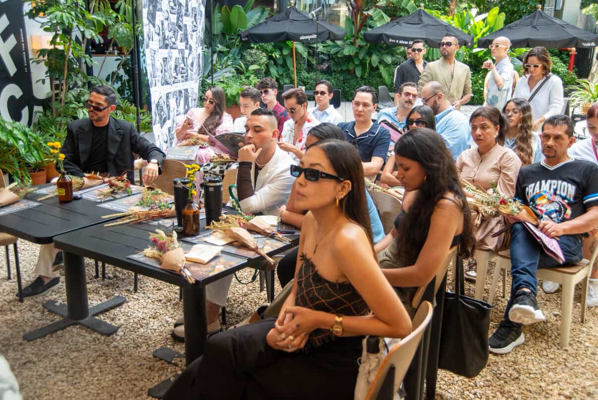 Vanessa Báez en un encuentro con otras personas al fondo